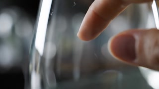 Delicate tapping on glass surfaces
